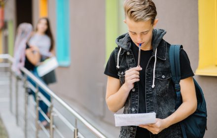 Partir étudier à l&rsquo;étranger gratuitement : opportunités et risques